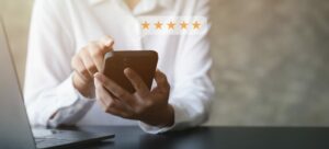 Faut-il se fier aux avis clients pour choisir un établissement financier ?
